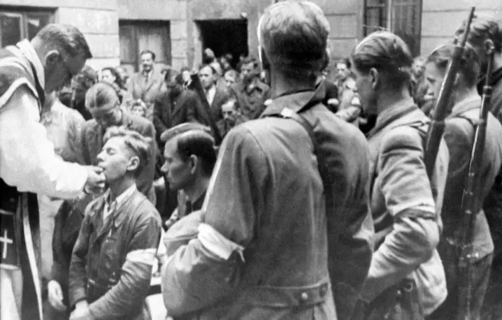 Zwykle pamiętamy ich ze zdjęć przedstawiających polowe ołtarze ustawione na podwórkach kamienic, msze odprawiane przed oddziałami Armii Krajowej albo błogosławieństwo udzielane młodym żołnierzom przed wyjściem do walki. Tymczasem znacznie częściej można było spotkać ich w piwnicach pełnych mieszkańców, w szpitalach urządzonych w szkołach i klasztorach albo przy prowizorycznych mogiłach kopanych na podwórkach | fot. Danuta B. Łomaczewska/East News Zwykle pamiętamy ich ze zdjęć przedstawiających polowe ołtarze ustawione na podwórkach kamienic, msze odprawiane przed oddziałami Armii Krajowej albo błogosławieństwo udzielane młodym żołnierzom przed wyjściem do walki. Tymczasem znacznie częściej można było spotkać ich w piwnicach pełnych mieszkańców, w szpitalach urządzonych w szkołach i klasztorach albo przy prowizorycznych mogiłach kopanych na podwórkach | fot. Danuta B. Łomaczewska/East News