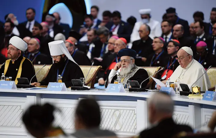 Papież Franciszek podczas pielgrzymki do Kazachstanu we wrześniu 2022 roku. Wziął tam udział w VII Kongresie Przywódców Światowych i Tradycyjnych Religii, a także spotkał się z miejscowymi katolikami, stanowiącymi 2 proc. kazachskiego społeczeństwa | fot. Filippo Monteforte/AFP/East News