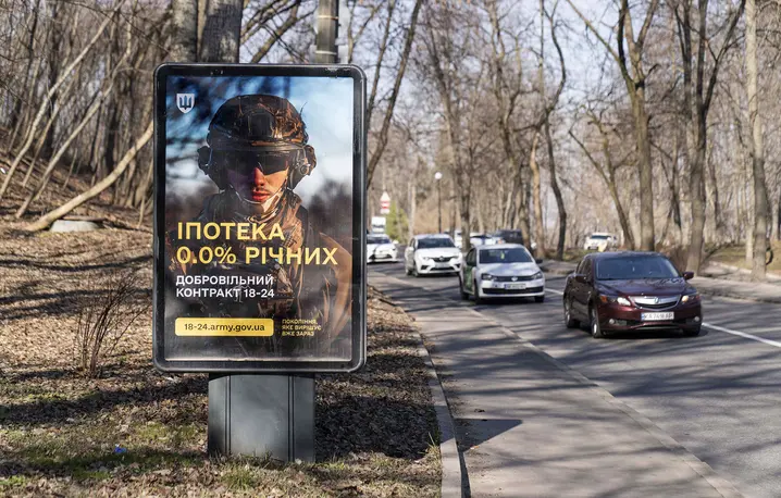 Reklama zachęcająca do wstąpienia do ukraińskiego wojska, skierowana do osób od 18 do 24 roku życia. Na Ukrainie mobilizacji wojskowej podlegają mężczyźni od 25 roku życia, w obliczu braku zasobów ludzkich ukraińska armia szuka sposobów na rekrutację młodszych osób | fot. Imago/East News Reklama zachęcająca do wstąpienia do ukraińskiego wojska, skierowana do osób od 18 do 24 roku życia. Na Ukrainie mobilizacji wojskowej podlegają mężczyźni od 25 roku życia, w obliczu braku zasobów ludzkich ukraińska armia szuka sposobów na rekrutację młodszych osób | fot. Imago/East News