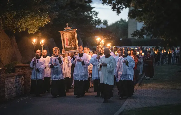 Uczestnicy warsztatów co roku włączają się w apel maryjny i procesję ze światłami organizowaną w pierwszą sobotę miesiąca w licheńskim sanktuarium | Fot. Piotr Łysakowski 