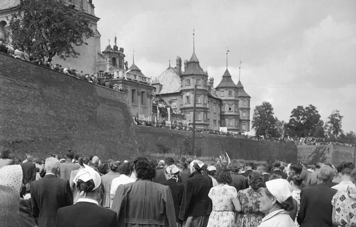 Stragany z pamiątkami pod murami klasztoru, Częstochowa, 1956 r. | fot. Akg-images/Erich Lessing/East News
