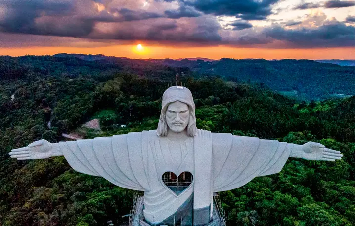 Pomnik Chrystusa Opiekuna w Encantado w Brazylii (43, 5 m wysokości, w tym sama figura 37, 5 m, tu widoczny fragment) przewyższył posąg Chrystusa Odkupiciela w Rio de Janeiro, ustępując jednak m.in. figurze Chrystusa Króla w Świebodzinie | Fot. Emin Sansar/EAST NEWS