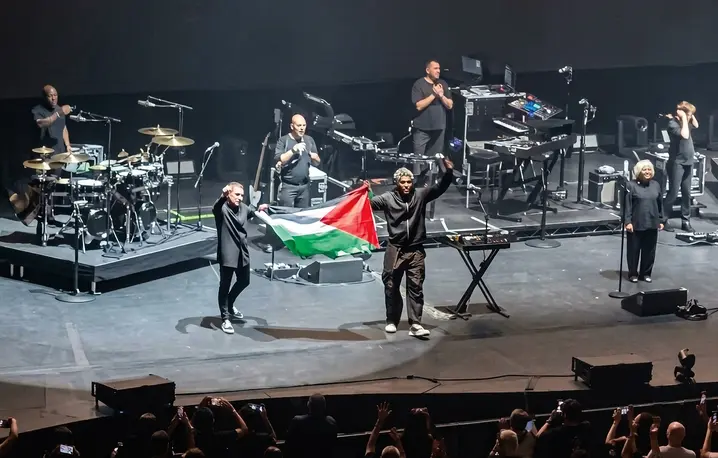 Za rozwinięcie flagi Palestyny w czasie koncertu w Singapurze 29 lipca br. grupa Massive Attack trafiła do aresztu i otrzymała bezterminowy zakaz wjazdu do kraju | Fot. Screen/Fb
