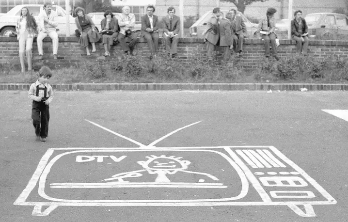 Napis przeciwko cenzurze w mediach na parkingu przed halą Olivii w Gdańsku podczas I Krajowego Zjazdu Delegatów NSZZ Solidarność, wrzesień 1981 r. | fot. Tadeusz Zagoździński/East News