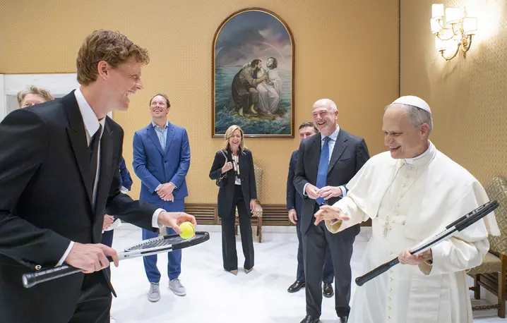 Jannik Sinner na audiencji u papieża, 14 maja 2025 r. Żaden żyrandol nie ucierpiał podczas spotkania włoskiego mistrza tenisowego z tenisistą amatorem Leonem XIV | Fot. Vatican Media/East News