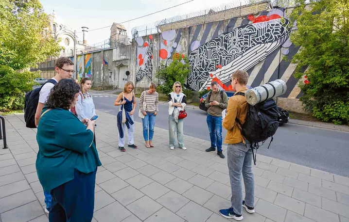 Ćwiczenia przygotowujące do sytuacji ekstremalnych w Wilnie, 21 sierpnia 2025 r. Czerwony Krzyż regularnie organizuje zajęcia, podczas których Litwini dowiadują się m.in., jakie zapasy gromadzić i gdzie szukać schronienia | fot. PETRAS MALUKAS/AFP/East News