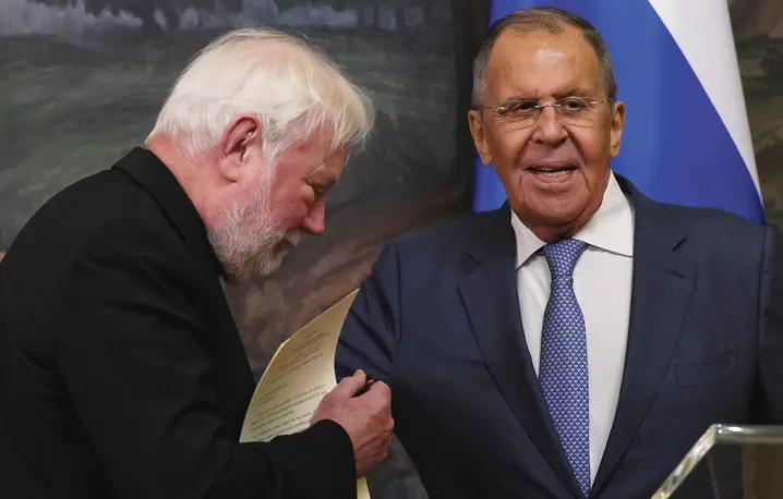 Arcybiskup Paul Richard Gallagher, Sekretarz ds. Relacji z Państwami Stolicy Apostolskiej (po lewej), oraz minister spraw zagranicznych Rosji Siergiej Ławrow podczas konferencji prasowej po rozmowach w rezydencji Zinaidy Morozowej w Moskwie, 25 sierpnia 2026 r. | fot. Ramil Sitdikov/Associated Press/East News