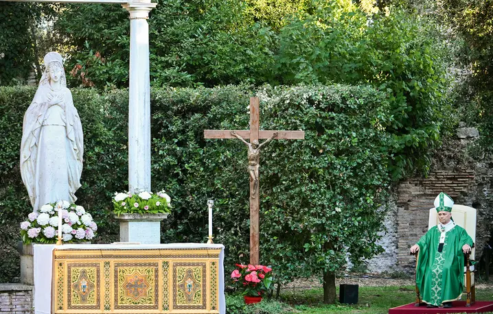 Papież przewodniczy mszy rozpoczynającej tegoroczny Czas dla Stworzenia w ogrodach Borgo Laudato si’ w Castel Gandolfo, 1 września 2026 r. | Fot. ALBERTO PIZZOLI/AFP/East News