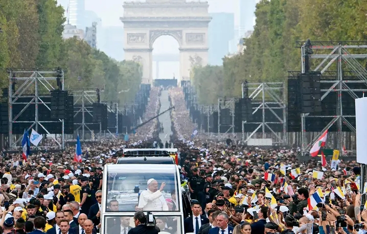 Ojciec Święty pozdrawia wiernych z papamobile podczas przejazdu Polami Elizejskimi na Plac Zgody, gdzie przewodniczył uroczystej mszy św. W tle widoczny Łuk Triumfalny, Paryż, 26 września 2026 r. | Fot. ALBERTO PIZZOLI/AFP/East News