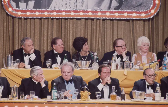 Arcybiskup Fulton Sheen (pierwszy z lewej w dolnym rzędzie) podczas benefisu jego wielkiego telewizyjnego „rywala” Miltona Berle w 1973 r. | fot. American Broadcasting Companies/Getty Images