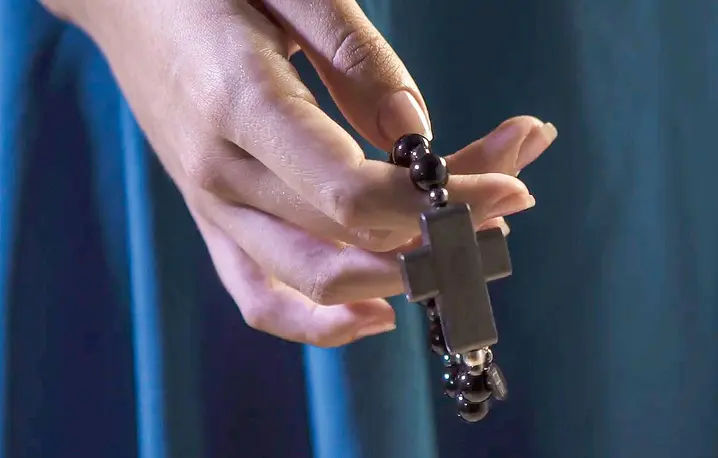 Aplikacja mobilna Click to Pray, zaprezentowana w Watykanie, działa w połączeniu z interaktywną bransoletką różańcową, pomagając użytkownikom śledzić postępy w modlitwie | Fot. Pope's Worldwide Prayer Network/East News