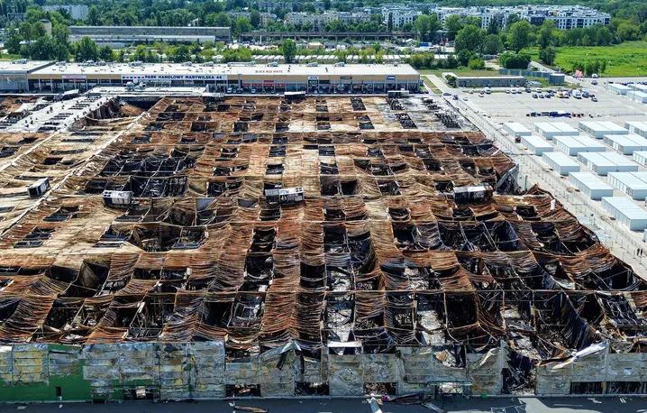 Zgliszcza hali targowej przy ul. Marywilskiej w Warszawie. Pożar z maja 2024 r. to jeden z przykładów rosyjskiego sabotażu | Fot. Wojciech Olkusnik/East News