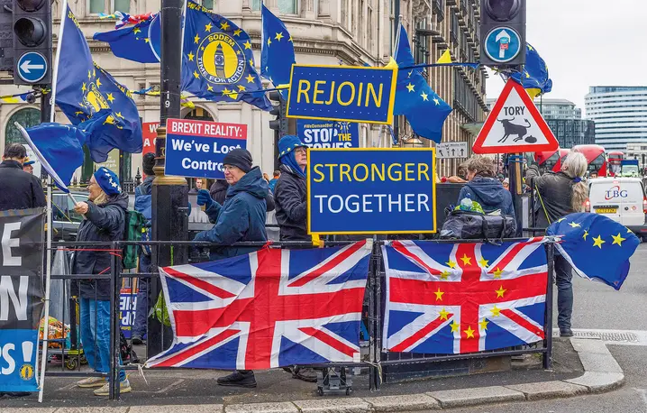 Na Wyspach już dawno dostrzeżono, że brexit przyniósł więcej strat niż korzyści. Na zdjęciu demonstracja zwolenników ponownego zbliżenia Wielkiej Brytanii z Unią Europejską, 31 stycznia 2024 r., w czwartą rocznicę wyjścia kraju ze struktur unijnych | Fot. Wiktor Szymanowicz/NurPhoto/East News