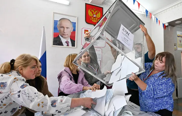 Liczenie głosów pod czujnym okiem Władimira Putina w Doniecku – ukraińskim mieście od 2014 r. okupowanym przez prorosyjskich separatystów, a w 2022 nielegalnie anektowanym przez Rosję, 20 września 2026 r. | Fot. Taisija Voroncova/IMAGO/East News
