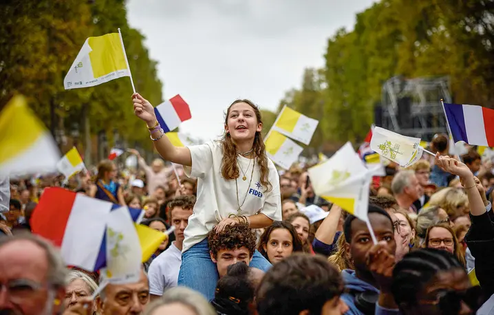 Wierni w czasie mszy św. sprawowanej przez papieża Leona XIV na Place de la Concorde w Paryżu, 26 września 2026 r. | fot. Kiran Ridley/AFP/East News