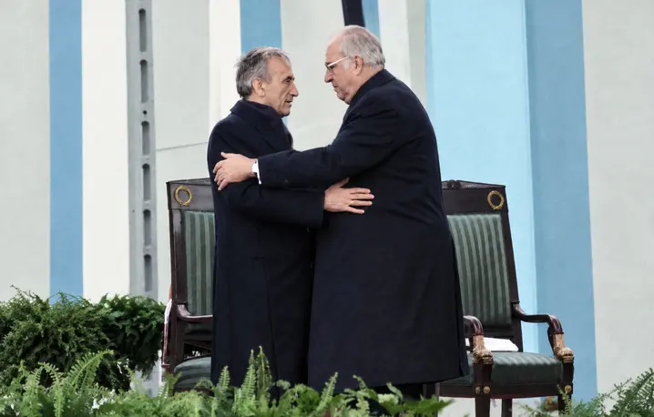 Premier Tadeusz Mazowiecki i kanclerz Helmut Kohl podczas Mszy Pojednania w Krzyżowej, 12 listopada 1989 r. | fot. Wikimedia