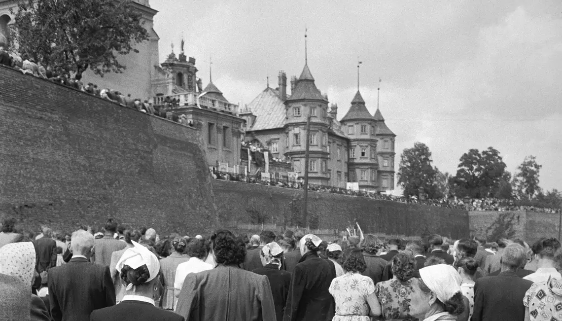 Stragany z pamiątkami pod murami klasztoru, Częstochowa, 1956 r. | fot. Akg-images/Erich Lessing/East News