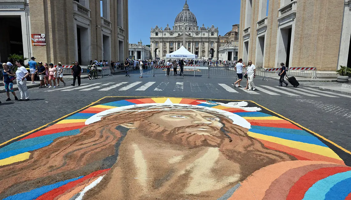 Infiorata to tradycja układania artystycznych dywanów z płatków kwiatów i roślin na ulicach z okazji ważnych uroczystości religijnych, najsilniej związana z Włochami. Na zdjęciu: dywan kwiatowy przedstawiający Jezusa ułożony w uroczystość Świętych Piotra i Pawła, 29 czerwca 2026 r. | Fot. IMAGO/ALESSIA GIULIANI/East News