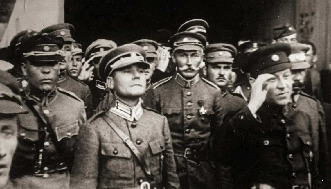 Symon Petlura (z prawej) i oficerowie armii Ukraińskiej Republiki Ludowej – wśród nich płk Marko Bezruczko (w środku, na pierwszym planie) – 23 maja 1920 r., w Kijowie. Obowiązujące wówczas polsko- -ukraińskie porozumienie zakładało wspólną walkę z bolszewikami, wyzwolenie Ukrainy i uznanie przez Polskę jej niepodległości | Fot. WikimediaCommons