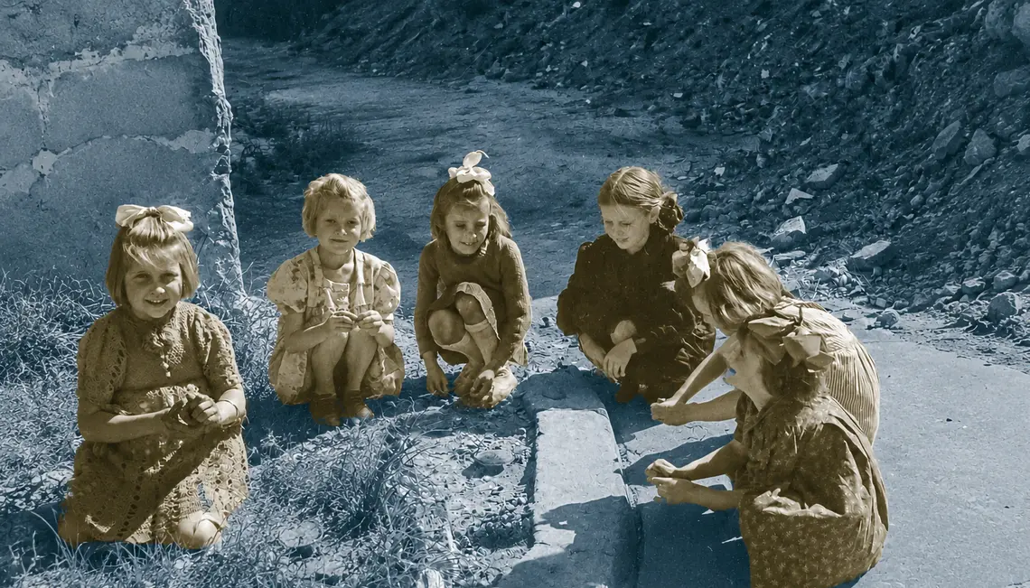 Warszawa, 1947 rok. Dziewczynki podczas zabawy na krawężniku zniszczonej uliczki Nowego Miasta | fot. Narodowe Archiwum Cyfrowe