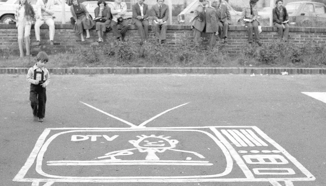 Napis przeciwko cenzurze w mediach na parkingu przed halą Olivii w Gdańsku podczas I Krajowego Zjazdu Delegatów NSZZ Solidarność, wrzesień 1981 r. | fot. Tadeusz Zagoździński/East News