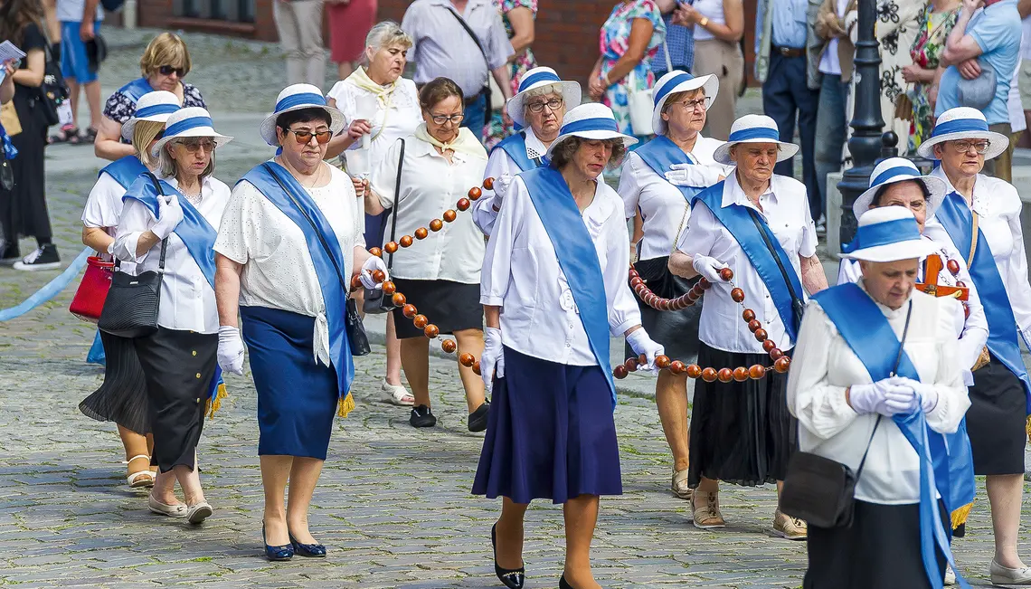 Boże Ciało w Elblągu, 30 maja 2024 r. Procesje różańcowe, podobne do tych, jakie organizowane są do dziś w uroczystość Ciała i Krwi Pańskiej, odbywały się we wspomnienie Matki Bożej Różańcowej | Fot. StanisŁaw Bielski/ REPORTER/EAST NEWS