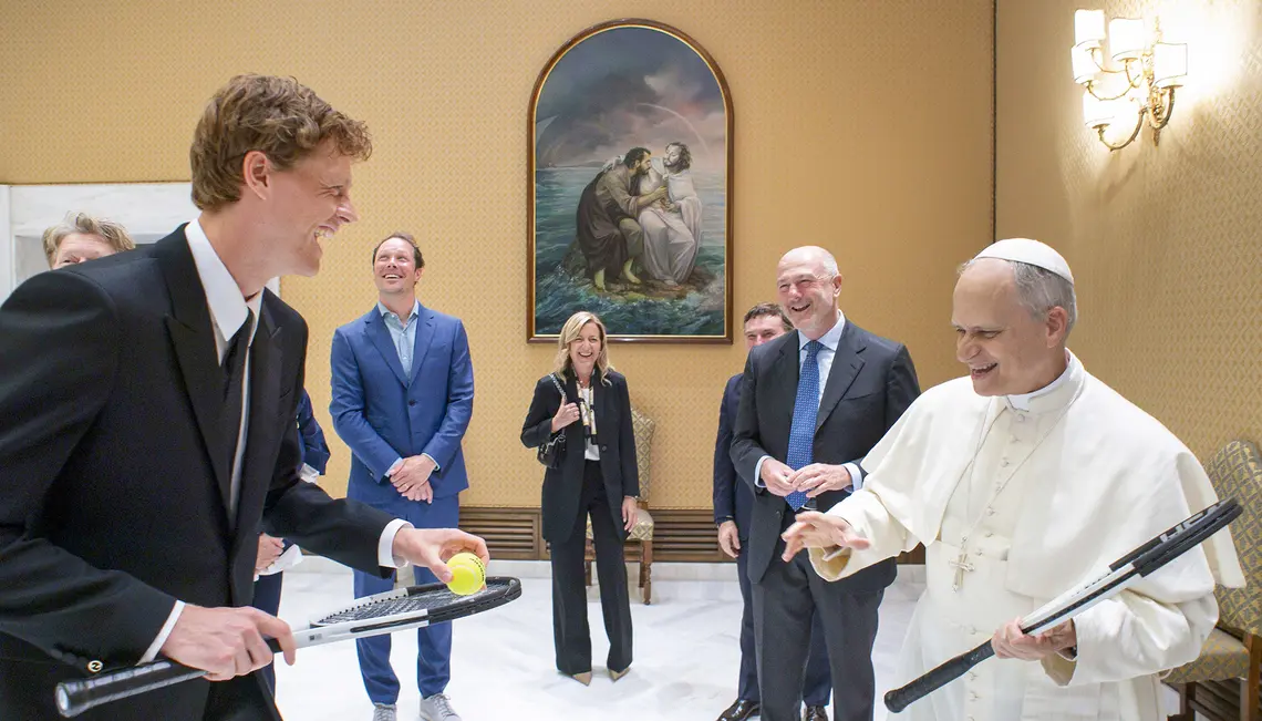 Jannik Sinner na audiencji u papieża, 14 maja 2025 r. Żaden żyrandol nie ucierpiał podczas spotkania włoskiego mistrza tenisowego z tenisistą amatorem Leonem XIV | Fot. Vatican Media/East News