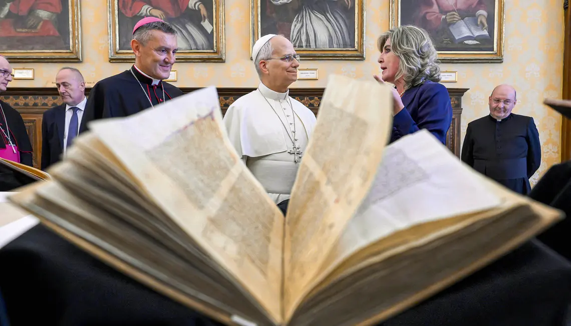 Leon XIV podczas wizyty w Bibliotece Apostolskiej w dniu swoich 71. urodzin, 14 września 2026 r. | Fot. Simone Risoluti/Vatican Media/East News