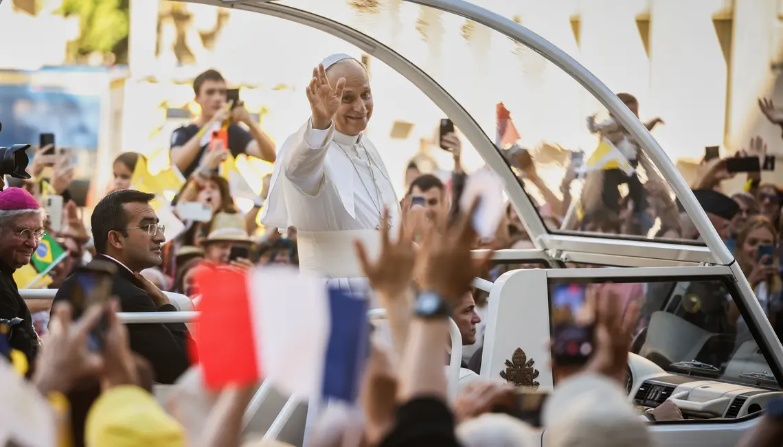 Papież Leon XIV pozdrawia tłum zgromadzony na ulicach Paryża, 25 września 2026 r. Fot. Thomas Padilla/Associated Press/East News