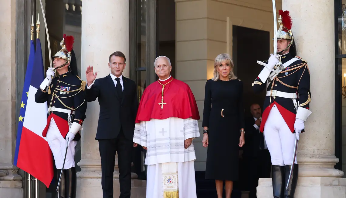 Prezydent Francji Emmanuel Macron wita papieża Leona XIV w Pałacu Elizejskim podczas jego wizyty apostolskiej w Paryżu. Paryż, Francja, 25 września 2026 r. Fot. Stéphane Lemouton/SIPA/EastNews.