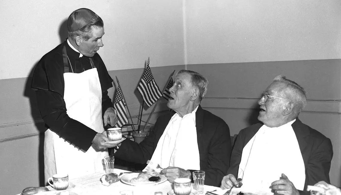 Biskup Fulton Sheen podaje obiad w domu opieki dla seniorów, Nowy Jork, 20 marca 1953 r. Jak mówił, przyjął święcenia, aby służyć | fot. Pat Candido/New York Daily News/Getty Images