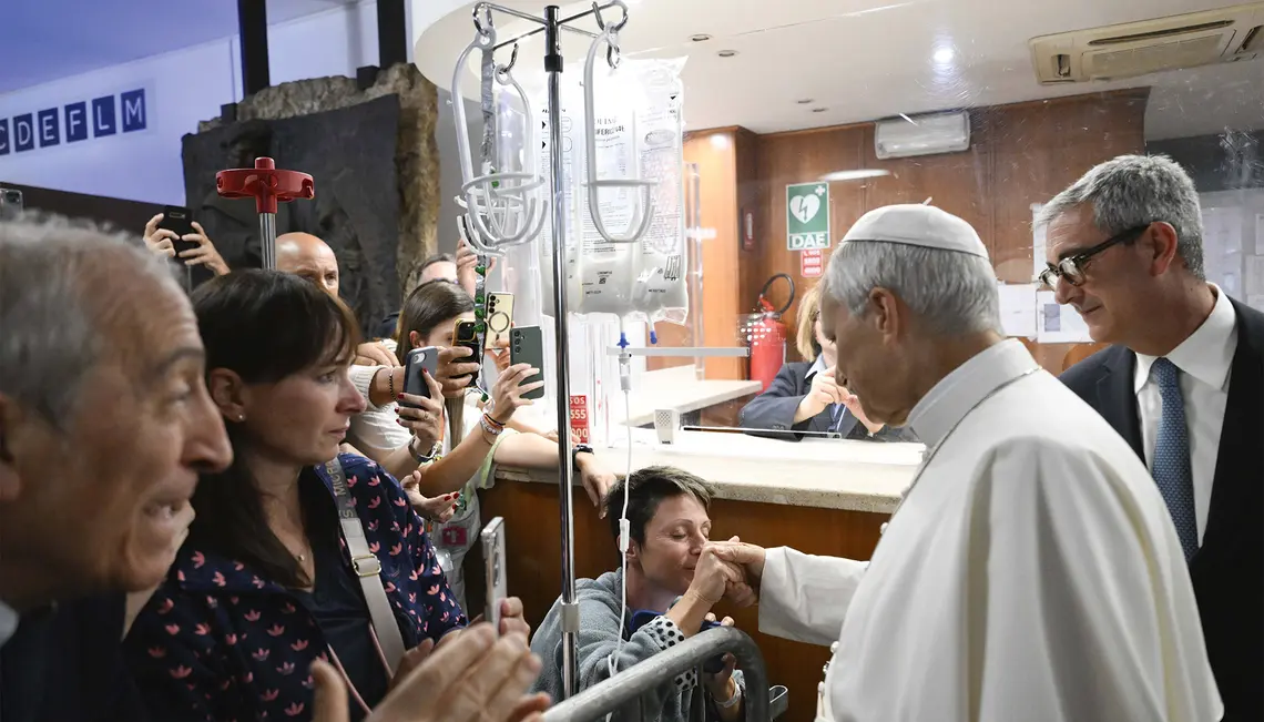 Papież Leon XIV opuścił szpital uniwersytecki Gemelli w Rzymie cztery dni po operacji usunięcia nowotworu z prawego płuca, 17 października 2026 r. | fot. Imago/Vatican Media/Catholic Press Photo/East News