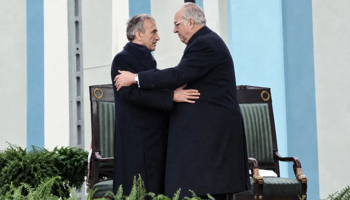 Premier Tadeusz Mazowiecki i kanclerz Helmut Kohl podczas Mszy Pojednania w Krzyżowej, 12 listopada 1989 r. | fot. Wikimedia