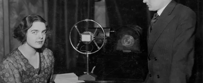 Wywiad Tadeusza Bocheńskiego z aktorką Zofią Batycką, zdobywczynią tytułu Miss Polonia w 1930 r., w Polskim Radiu, 1930–1932 fot. NAC