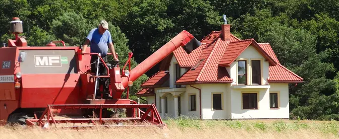 Żniwa we wsi Krasiczyn w województwie podkarpackim, lipiec 2020 r. fot. Kamil Krukiewicz/ REPORTER/EAST NEWS