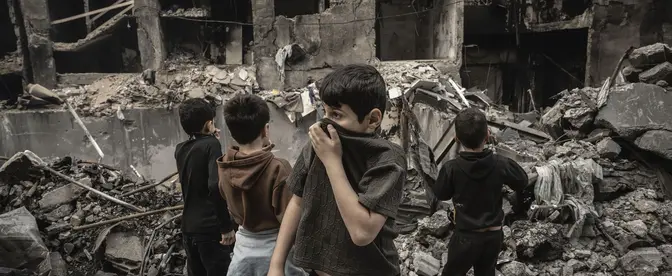 Izraelskie pociski nie oszczędziły nawet budynków przy reprezentacyjnej alei w centrum Bejrutu – Corniche al-Mazraa, 10 kwietnia 2026 r. fot. Murat Sengul/ Anadolu/Getty Images