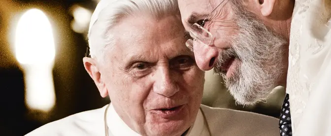 Benedykt XVI rozmawia z rabinem Riccardo di Segnim podczas wizyty w rzymskiej synagodze, 17 stycznia 2010 r. fot. Alessandra Benedetti/Corbis/Getty Images
