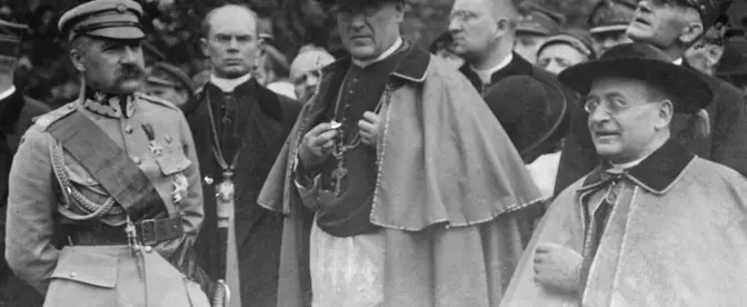 Naczelnik Józef Piłsudski, metropolita warszawski abp Aleksander Kakowski i nuncjusz apostolski abp Achilles Ratti (późniejszy papież Pius XI) w czasie obchodów setnej rocznicy śmierci Napoleona, Warszawa, 5 maja 1921 r. fot. Danuta B. Łomaczewska/East News
