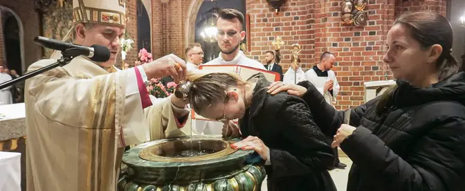 Wigilia paschalna z udzieleniem sakramentu chrztu św. siedmiu dorosłym katechumenom pod  przewodnictwem abp. Zbigniewa Zielińskiego, metropolity poznańskiego, Poznań, Bazylika Archikatedralna, 4 kwietnia 2026 r. Fot. Waldemar Wylegalski/Archidiecezja Poznańska