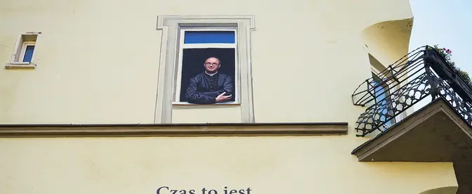 Mural w Sopocie upamiętniający twórcę hospicjum w Pucku, sierpień 2023 r. Ksiądz Jan Kaczkowski mówił o chorowaniu realistycznie i bez upiększania, a jednocześnie z empatią i zrozumieniem, jak ważna jest godność pacjenta | fot. Jakub Strzelczyk/East News