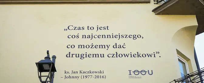 Mural w Sopocie upamiętniający twórcę hospicjum w Pucku, sierpień 2023 r. Ksiądz Jan Kaczkowski mówił o chorowaniu realistycznie i bez upiększania, a jednocześnie z empatią i zrozumieniem, jak ważna jest godność pacjenta | fot. Jakub Strzelczyk/East News