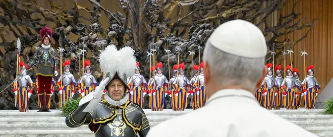 Papież Leon XIV podczas uroczystości zaprzysiężenia nowych rekrutów Gwardii Szwajcarskiej. Z powodu deszczu wydarzenie zorganizowano w Auli Pawła VI. Watykan, 6 maja 2026 r. | fot. VATICAN MEDIA/East News