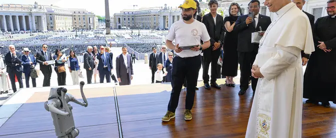 Robotyczny pies zaprezentowany papieżowi Leonowi XIV podczas cotygodniowej audiencji na Placu św. Piotra w Watykanie, 27 maja 2026 r. Dwa dni wcześniej papież zaprezentował swoją pierwszą encyklikę Magnifica humanitas, podejmując w niej temat roli człowieka w zmieniającym się dynamicznie świecie automatyzacji, robotyki i sztucznej inteligencji | fot. Simone Risoluti/Vatican Media/Abaca Press/East News