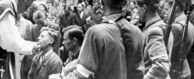 Zwykle pamiętamy ich ze zdjęć przedstawiających polowe ołtarze ustawione na podwórkach kamienic, msze odprawiane przed oddziałami Armii Krajowej albo błogosławieństwo udzielane młodym żołnierzom przed wyjściem do walki. Tymczasem znacznie częściej można było spotkać ich w piwnicach pełnych mieszkańców, w szpitalach urządzonych w szkołach i klasztorach albo przy prowizorycznych mogiłach kopanych na podwórkach | fot. Danuta B. Łomaczewska/East News