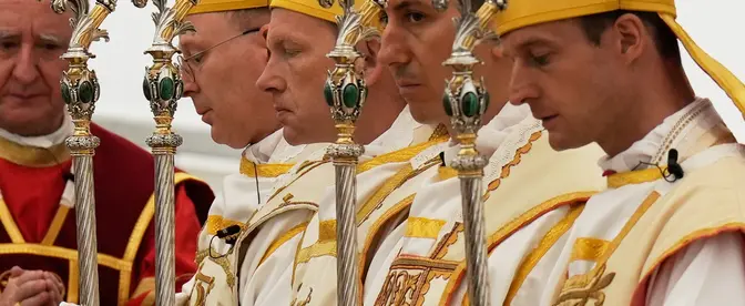 📸Nowo konsekrowani biskupi, od lewej: Pascal Schreiber, Michael Goldade, Michel Poinsinet de Sivry i Marc Hanappier, w mitrach i z pastorałami, modlą się na zakończenie ceremonii konsekracji w namiocie ustawionym przed seminarium Towarzystwa Świętego Piusa X w Écône w Szwajcarii, w środę 1 lipca 2026 roku. Fot. AP Photo/Baz Ratner / EastNews