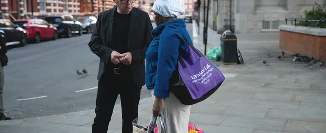Andy Burnham rozmawia z Hubarem, osobą w kryzysie bezdomności, podczas spotkania z bezdomnymi na ulicy w towarzystwie pracowników londyńskiej organizacji charytatywnej The Passage, poniedziałek 20 lipca 2026 r. | fot. Christopher Furlong/Associated Press/East News