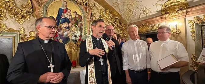 Inauguracja pielgrzymki odbyła się w kaplicy św. Stanisława Kostki przy Kurrentgasse 2, w domu, w którym mieszkał święty podczas pobytu w Wiedniu. Pielgrzymów pobłogosławił metropolita wiedeński abp Josef Grünwidl | fot. Materiały prasowe/kostka300.pl
