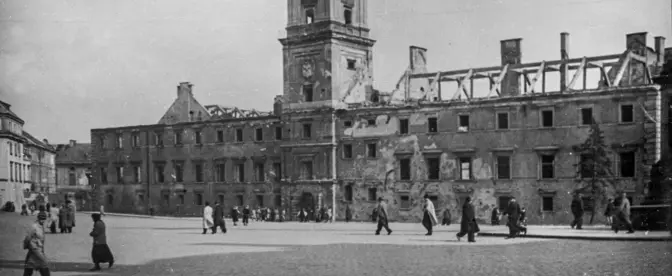 Zamek Królewski w Warszawie spłonął 17 września 1939 r. w wyniku niemieckiego ostrzału artyleryjskiego, później został ograbiony, a w 1944 doszczętnie zniszczony | Fot. Narodowe Archiwum Cyfrowe
