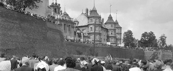 Stragany z pamiątkami pod murami klasztoru, Częstochowa, 1956 r. | fot. Akg-images/Erich Lessing/East News