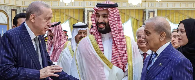 Książę koronny Arabii Saudyjskiej Mohammed bin Salman (pośrodku), prezydent Turcji Recep Tayyip Erdoğan (z lewej) oraz premier Pakistanu Shehbaz Sharif podczas podpisania trójstronnego paktu obronnego | Fot. HANDOUT/AFP/East News